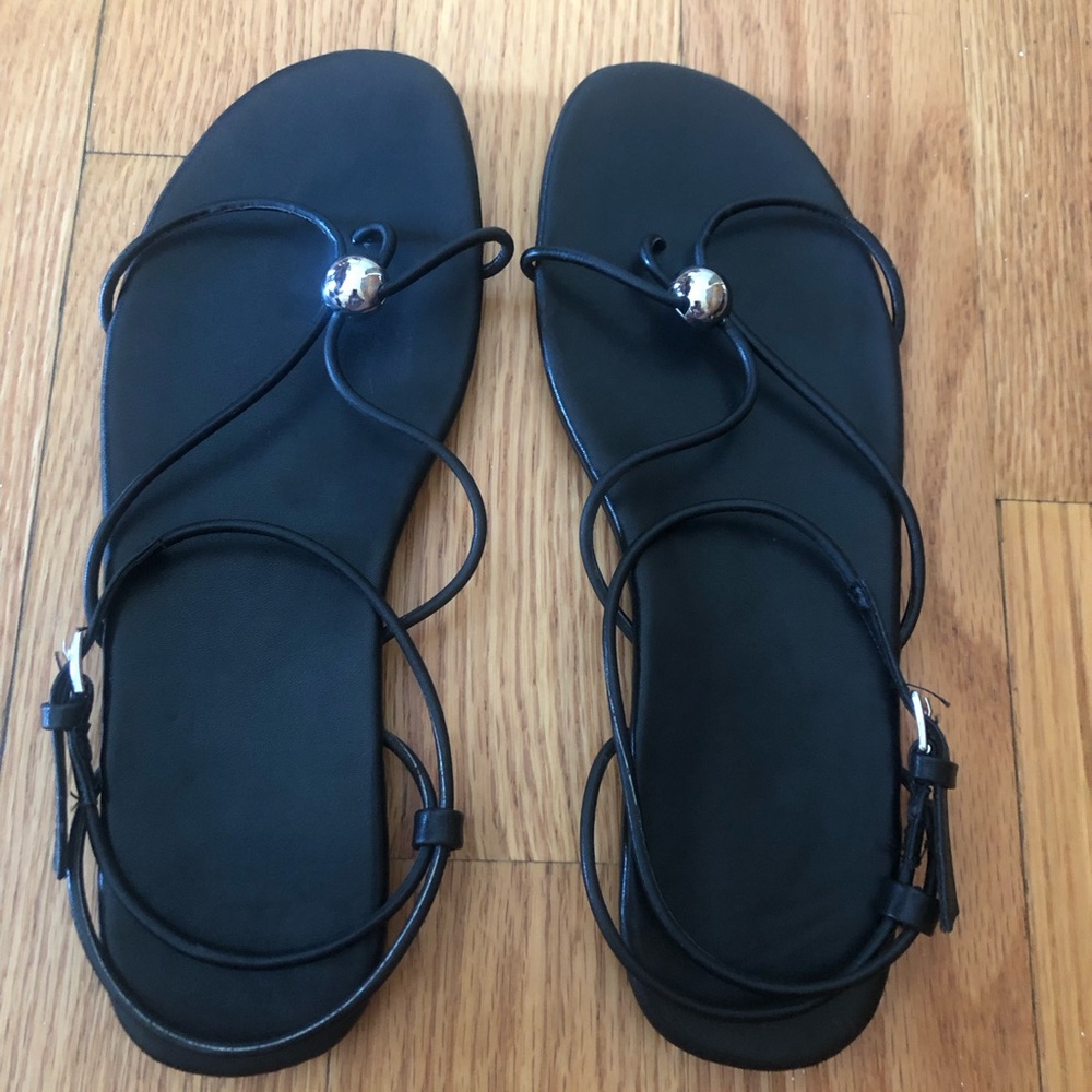 New strapped flat sandal